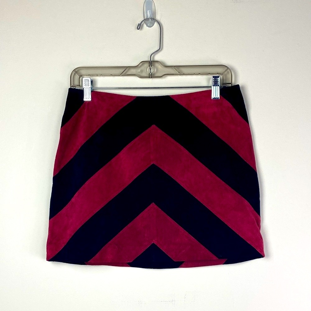 Bagatelle Chevron Mini Skirt in Burgundy and Black